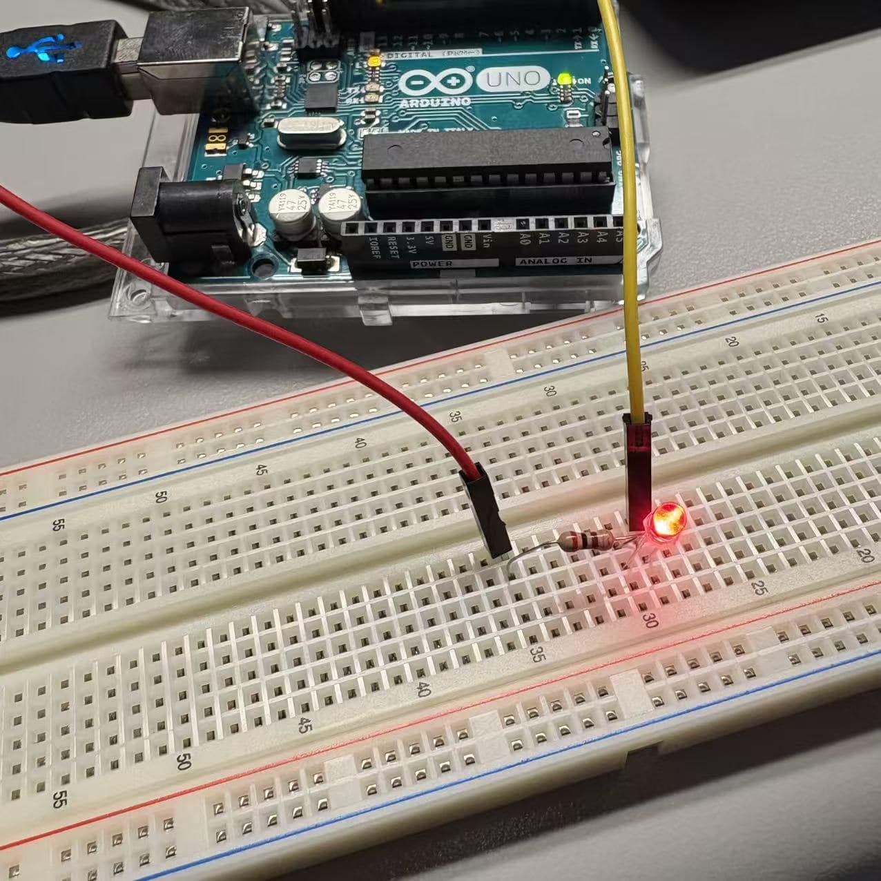 This is the small light added after connecting the machine. It allows the light to illuminate even when the two wires are not touching each other, thereby expanding the circuit connection range.